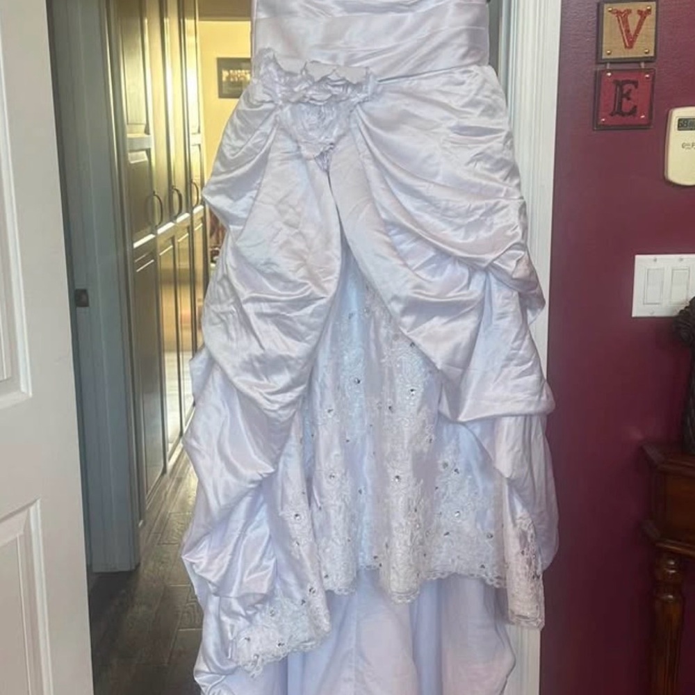 Elegant White Strapless Gown with Floral Detail